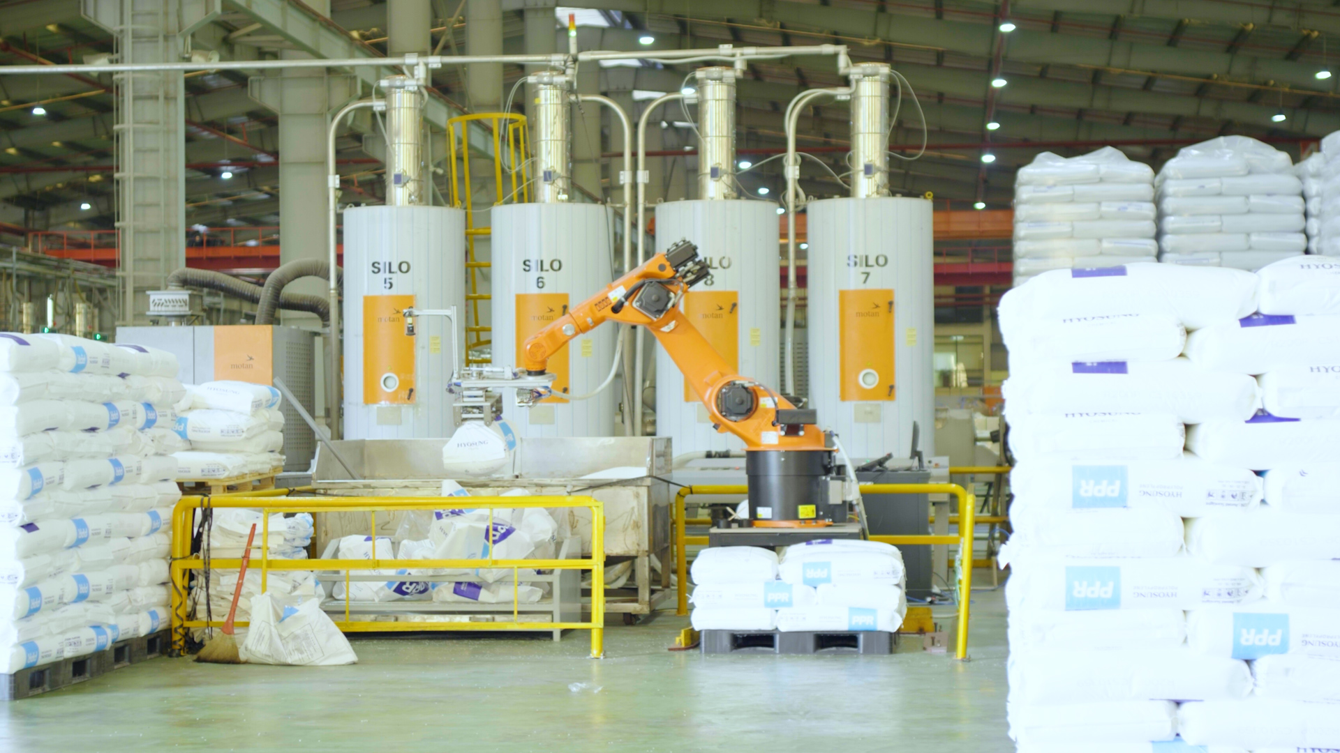 Phenol trong sản xuất chất trung gian cho nhựa và hóa chất chuyên dụng