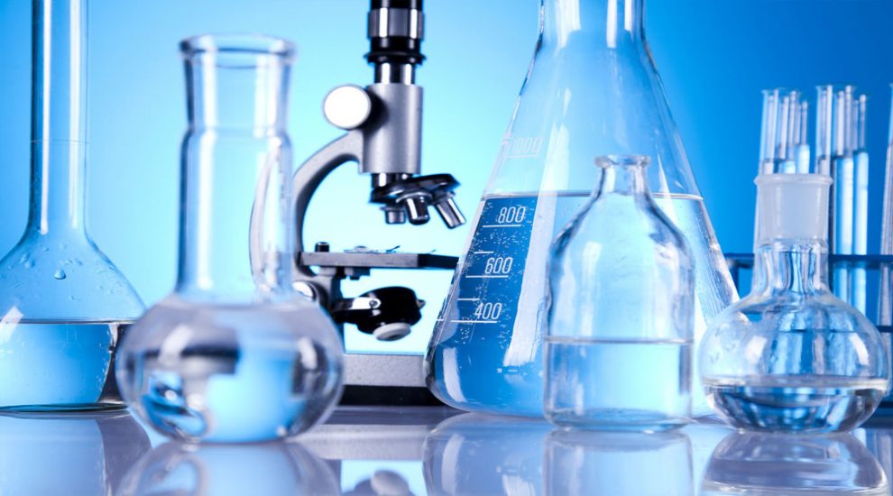 Acetone trong vệ sinh dụng cụ và thiết bị phòng thí nghiệm