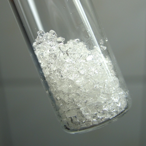 Phenol là chất rắn hay lỏng? Nhiệt độ nóng chảy và trạng thái ở nhiệt độ thường